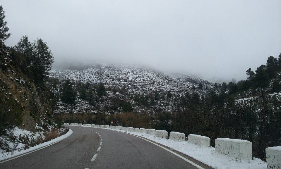 weg met sneeuw in bergen spanje
