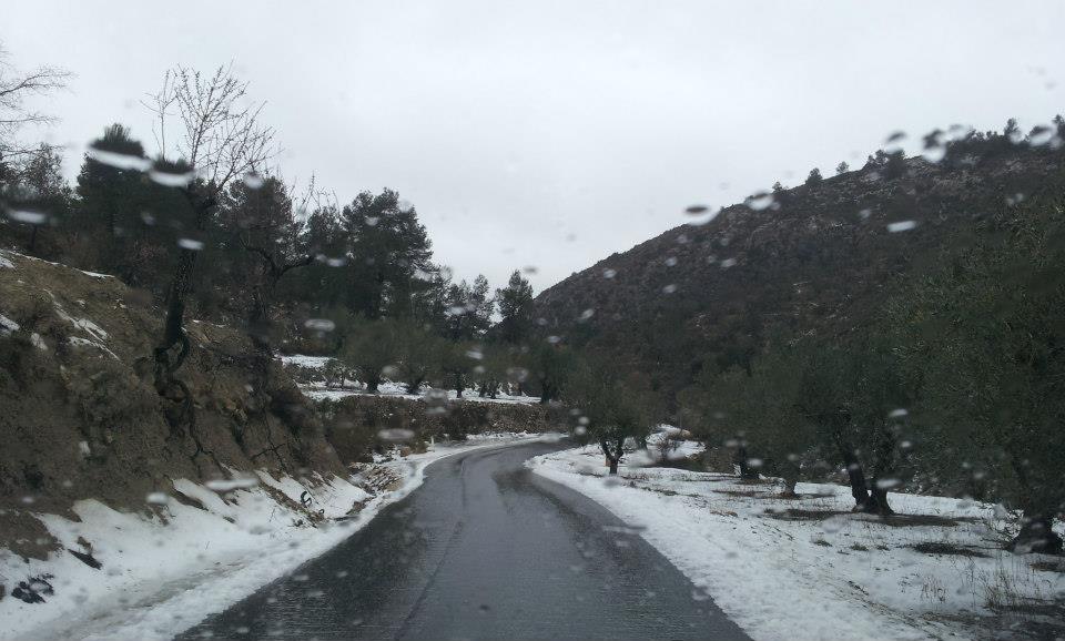 weg met sneeuw in spanje