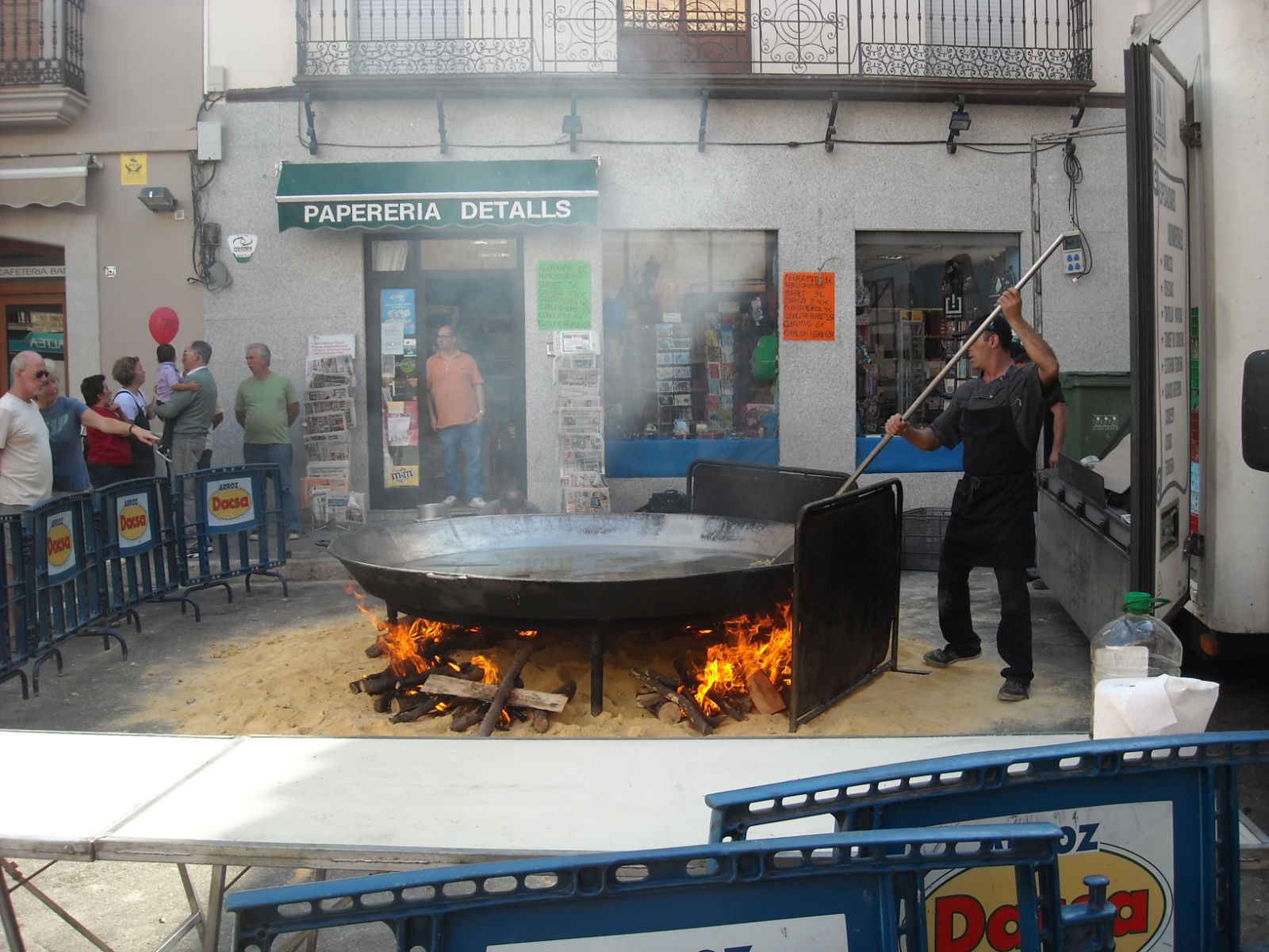 Paella Gigante Jalon 15 oktober 2011: Vuur brand, olie zit erin