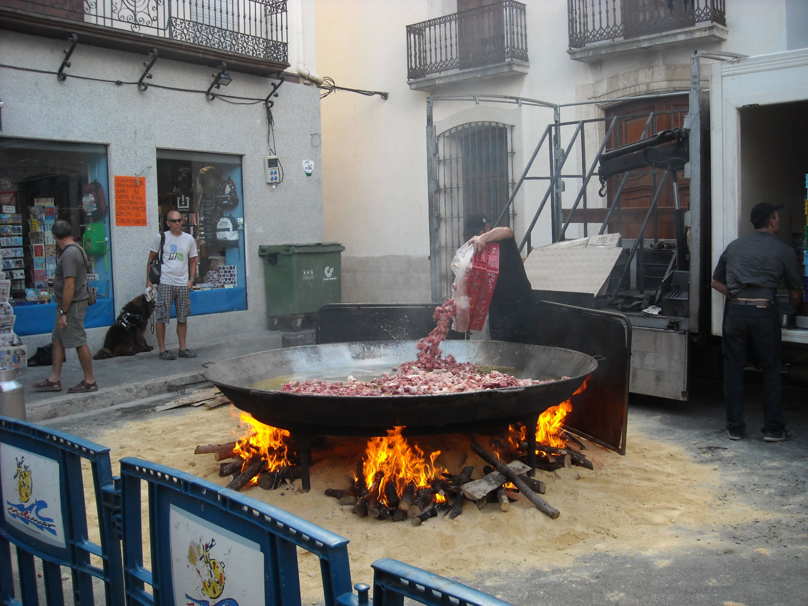 Paella Gigante Jalon 15 oktober 2011: Toevoegen van het vlees