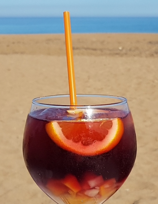 glas sangria op het strand denia